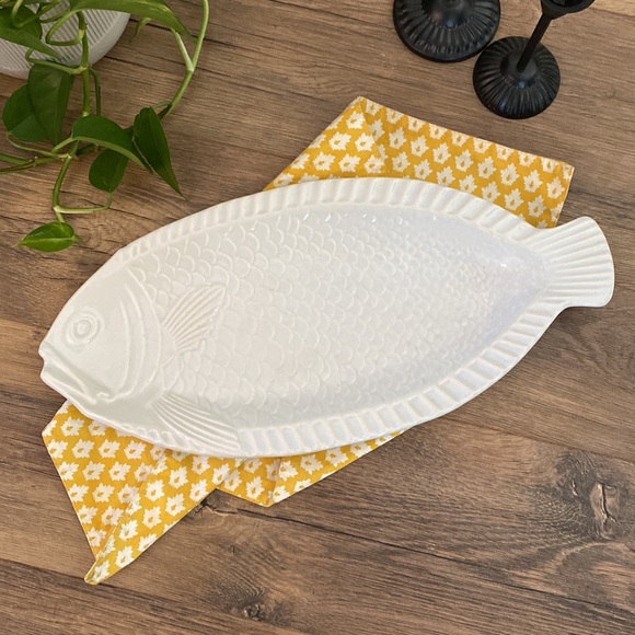 Large White Embossed Glazed Fish Serving Platter - Picture 9 of 9